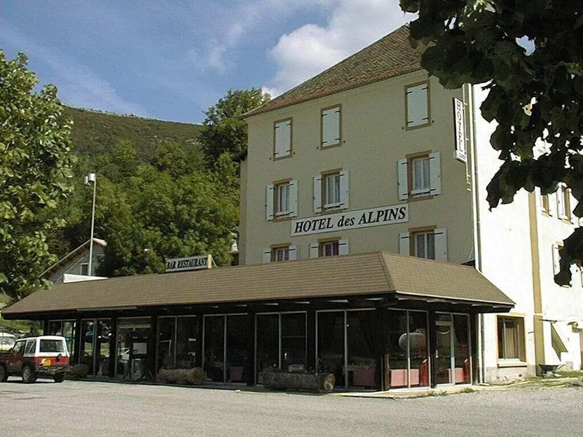 Hôtel Restaurant Les Alpins - Image 1