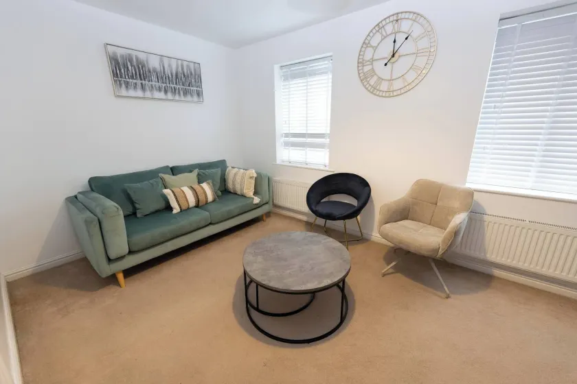 Charming 5-bedroom Townhouse in Central Gloucester - Image 1