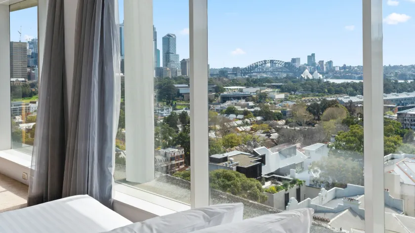 Holiday Inn Sydney Potts Point - Image 1