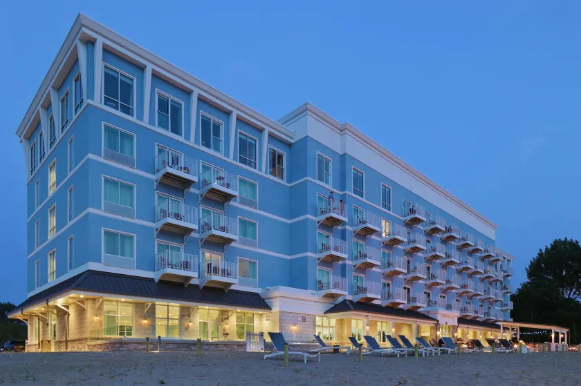 Hampton Inn & Suites Manistee Waterfront - Image 1