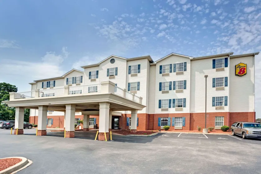 Super 8 by Wyndham Louisville/Expo Center - Image 1