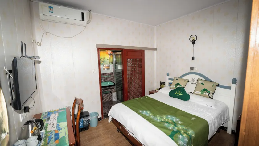Shaoxing Laotaimen Luxun Native Place Youth Hostel - Image 1