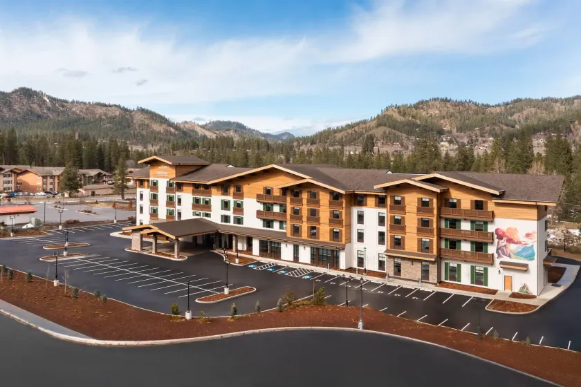 La Quinta Inn and Suites by Wyndham Leavenworth - Image 1