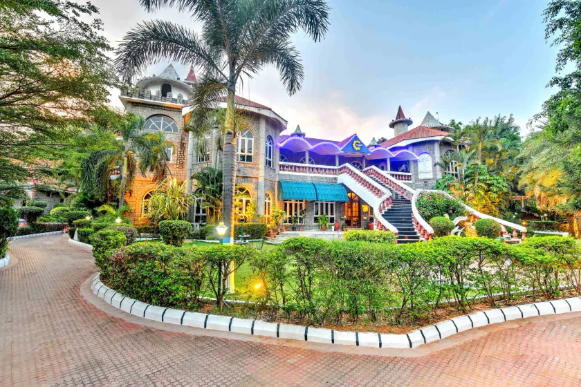 Celebrity Resort - Image 1