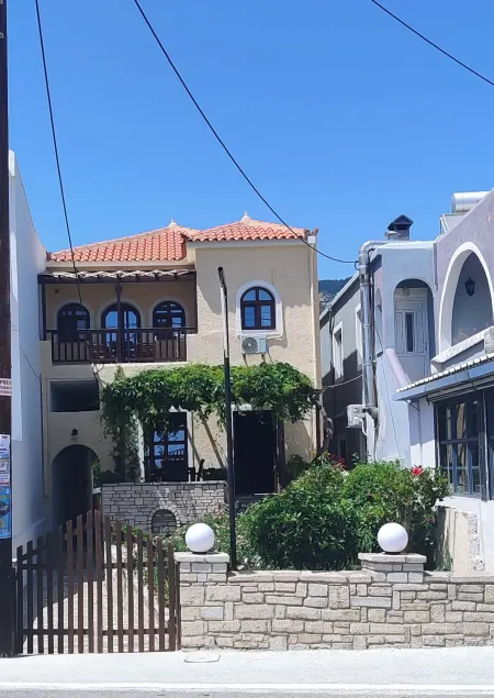 Smaragda Hotel - Image 1