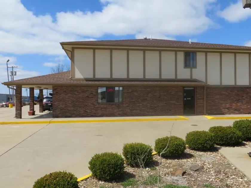 Baxter Inn 4 Less - Image 1