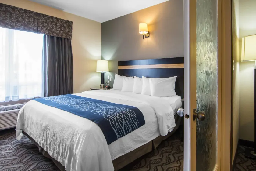 Comfort Inn & Suites Fort Saskatchewan - Image 1