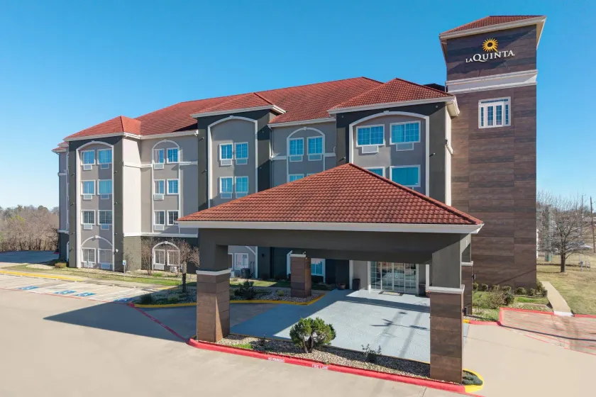La Quinta Inn and Suites by Wyndham Paris - Image 1