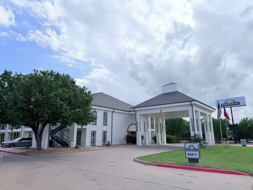 Days Inn by Wyndham Granbury - Image 1