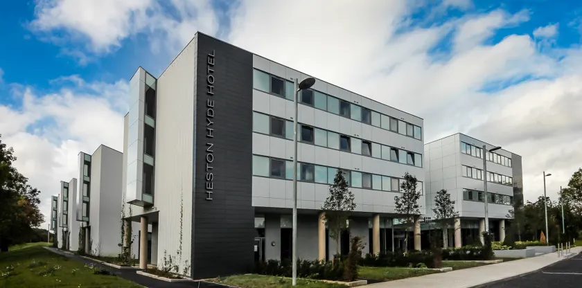 Heston Hyde Hotel - Image 1