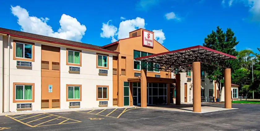 Seasons Inn Traverse City - Image 1