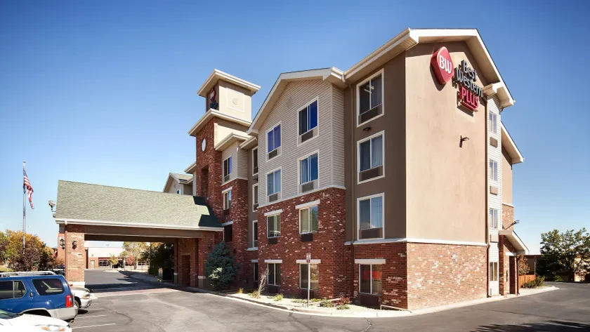 Best Western Plus Gateway Inn & Suites - Aurora - Image 1