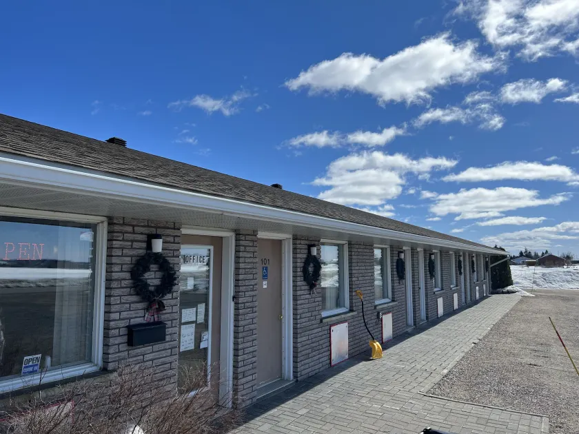 Earlton Motel - Image 1