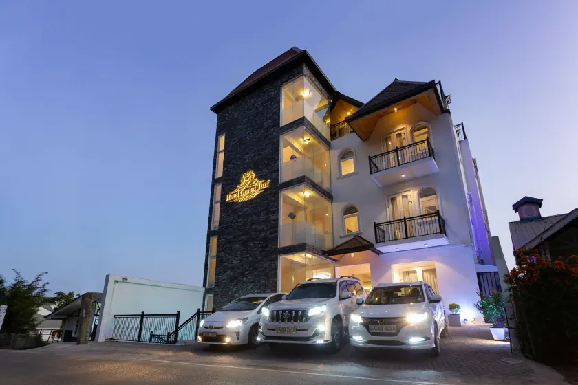 Hotel Grand Turf - Image 1