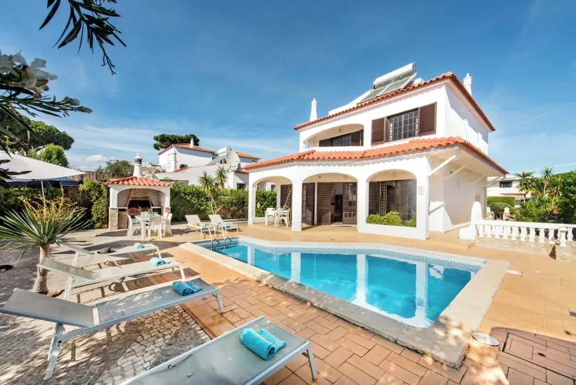 Moradia espaçosa, próxima das comodidades, piscina privada, A/C e Wifi gratuitos - Image 1