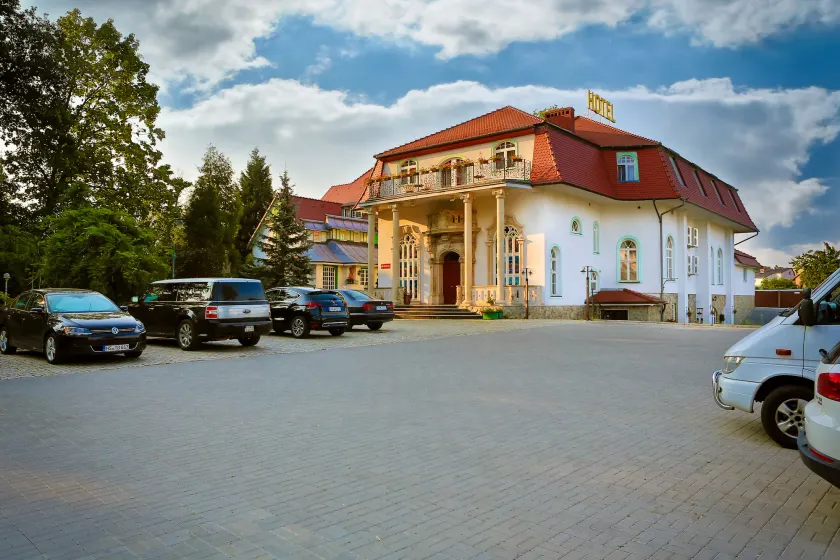 Hotel Garden - Image 1