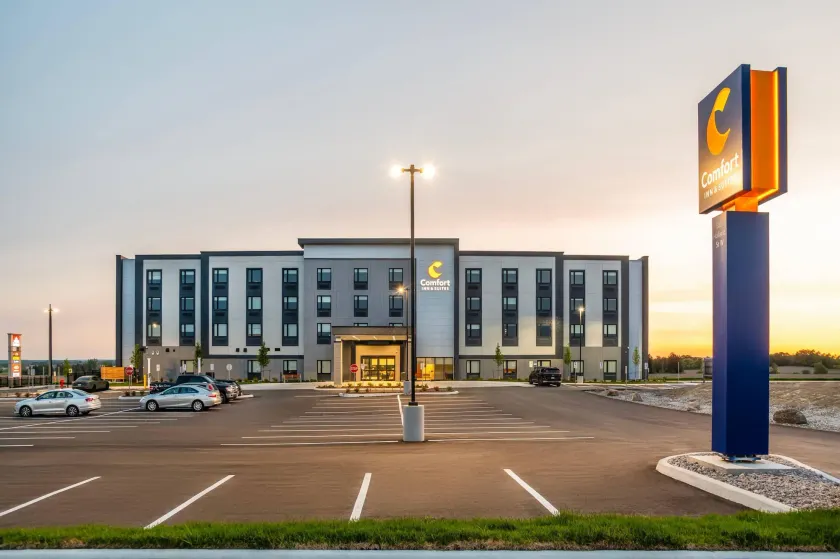 Comfort Inn & Suites - Image 1