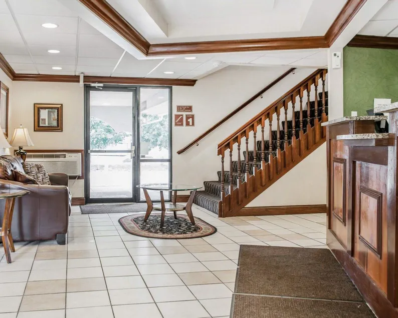 Quality Inn South - Image 1