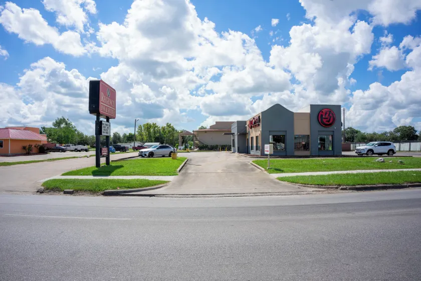 Regency Inn and Suites Bay City, Texas - Image 1