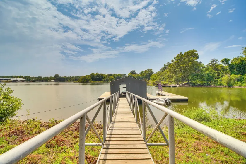 On-site Lake Access: Pet-friendly Vinita Home - Image 1