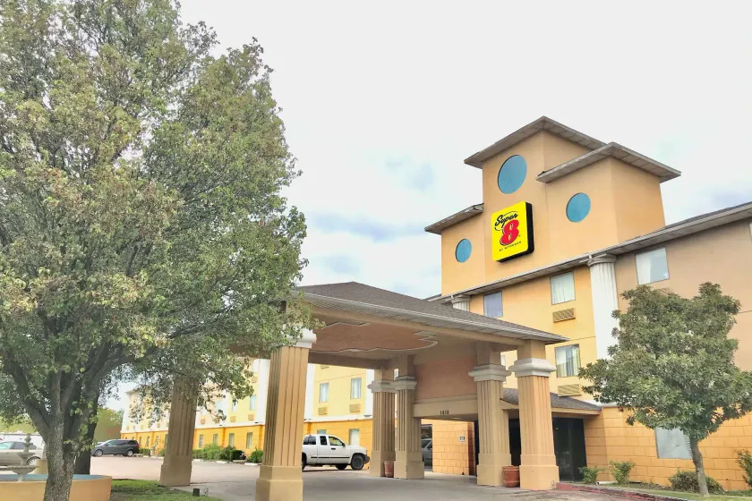 Super 8 by Wyndham Temple I-35 - Image 1