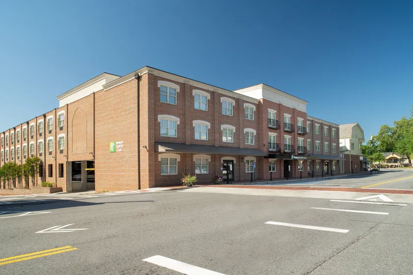 Holiday Inn Express & Suites - Dahlonega - University Area by IHG - Image 1