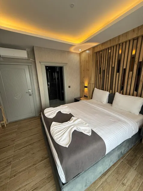 world say hotel - Image 1