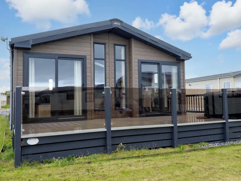 8 Summerleaze - Image 1