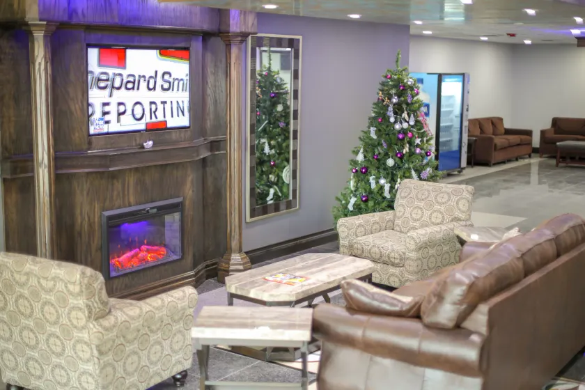 American Inn & Suites - Coin salon dans le hall