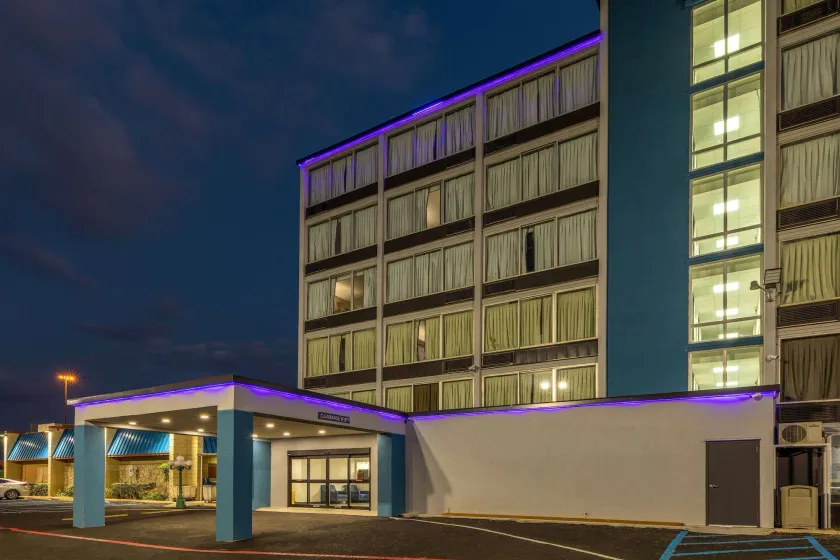 Baymont by Wyndham Laredo - Image 1