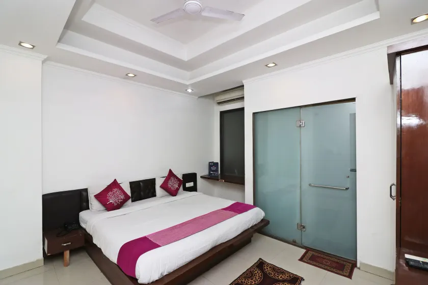 OYO 8349 Hotel Crown Palace - Image 1