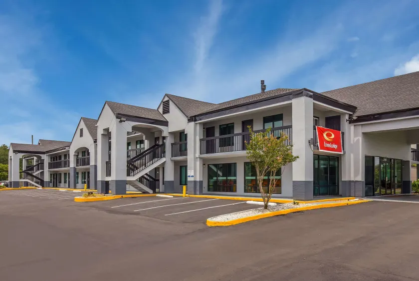 Econo Lodge Mobile Airport Blvd. - Image 1