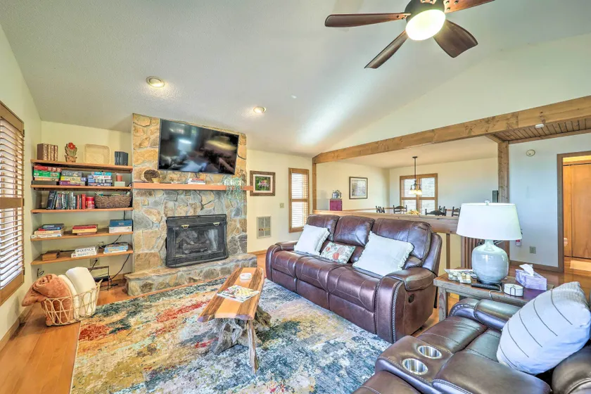 Mtn-View Cabin w/ Deck, 2 Mi to Beech Mtn Slopes! - Image 1