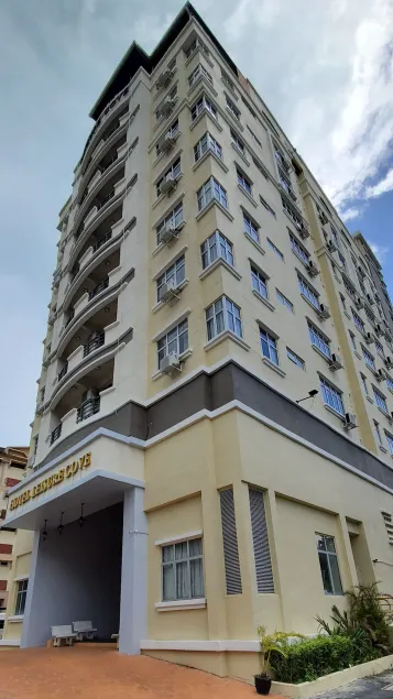 Leisure Cove Hotel and Apartments - Image 1