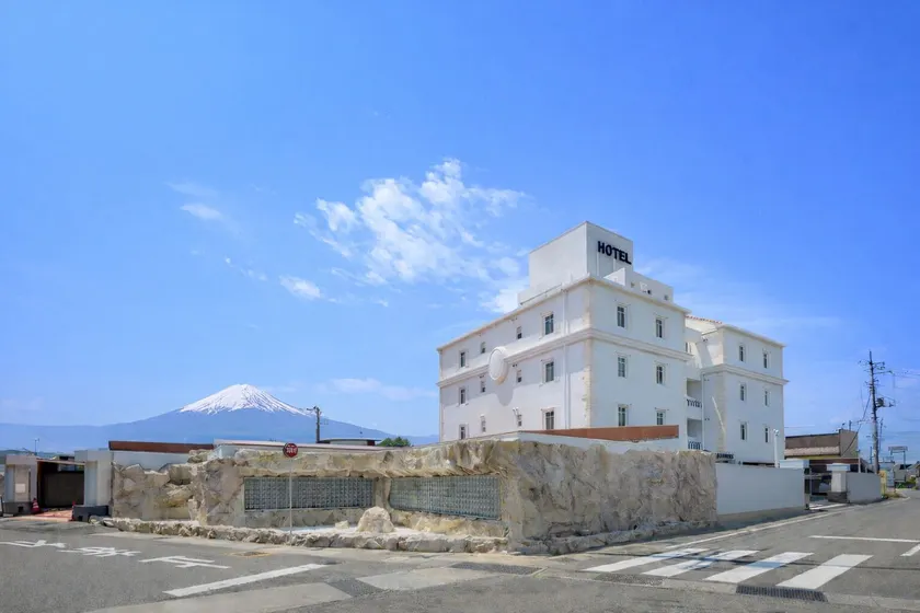 BE FREE HOTELS甲府は2025年8月にカップル専用のホテルをフルリノベーションした まったく新しいスタイルのホテルです様々なご利用者様の自由な過ごし方を提供するホテルとしてBE FREE HOTELsと名付けました - Image 1