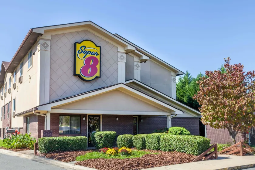 Super 8 by Wyndham Charlotte/Amusement Park Area - Image 1