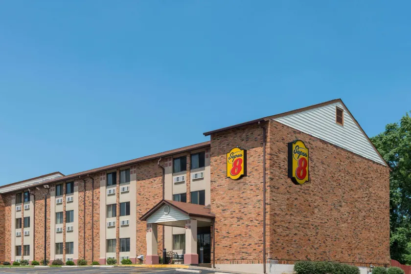 Super 8 by Wyndham St Charles - Image 1
