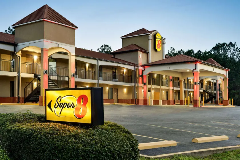 Super 8 by Wyndham Pearl/Jackson Airport - Image 1