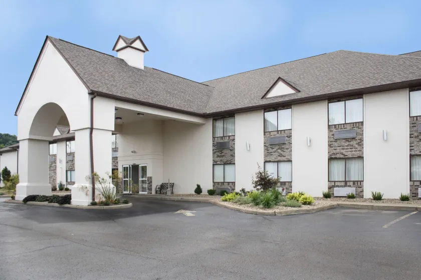 Schoenbrunn Inn - Image 1