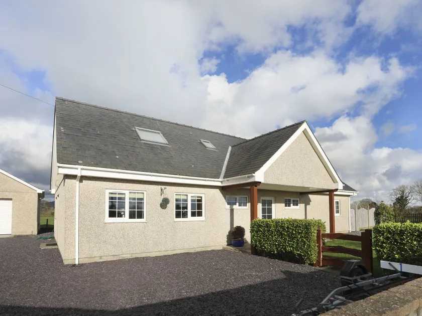 Dwyros, PWLLHELI - Image 1