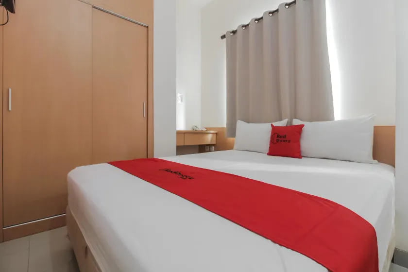 RedDoorz Plus near Galaxy Bekasi - Image 1