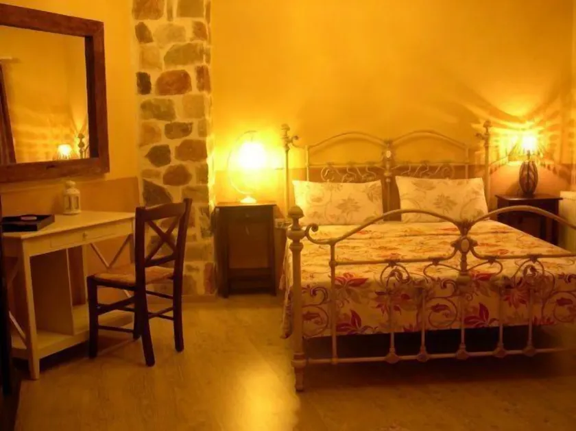 Mythos Guesthouse - Image 1