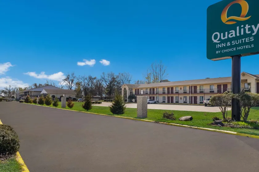 Quality Inn & Suites West Helena - Image 1
