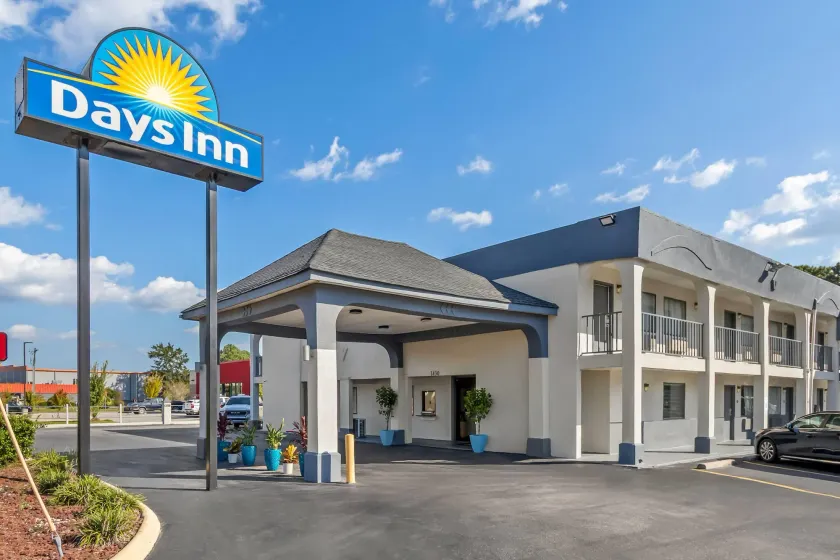 Days Inn by Wyndham Goose Creek - Image 1