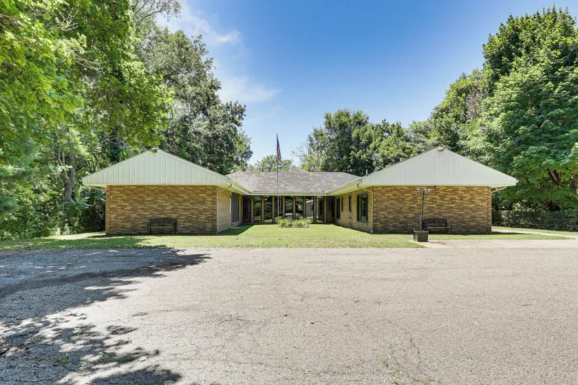 Peaceful Coshocton Home w/ Grills & Spacious Yard - Innenbereich