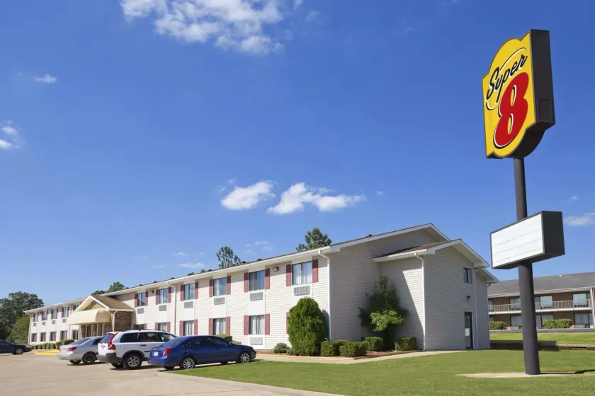 Super 8 by Wyndham Batesville - Image 1