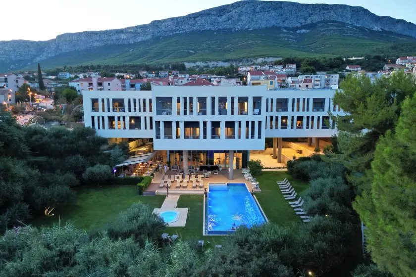 Hotel Salona Palace - Image 1