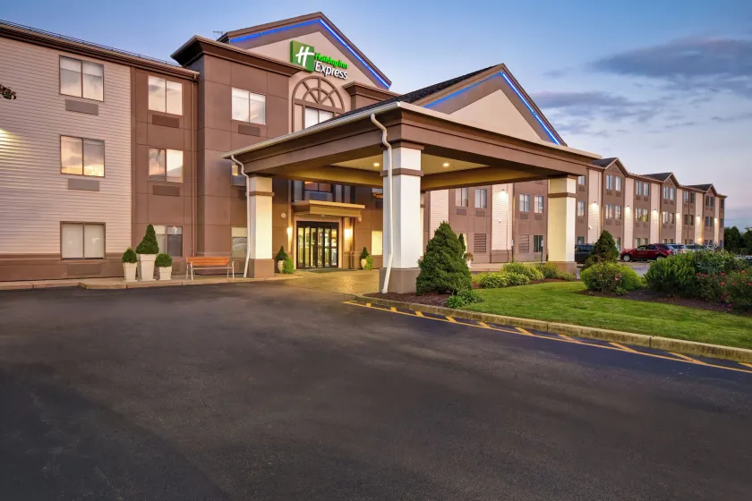 Holiday Inn Express Newport North - Middletown by IHG - Image 1