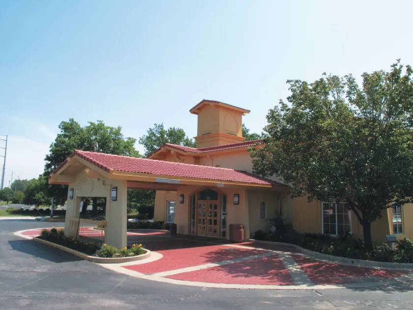 La Quinta Inn by Wyndham Kansas City Lenexa - Image 1