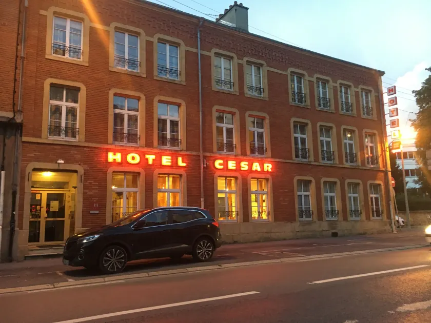 Hotel César climatisation dans la majorité des chambres Centre-ville Gare Charleville-Mézières - Image 1